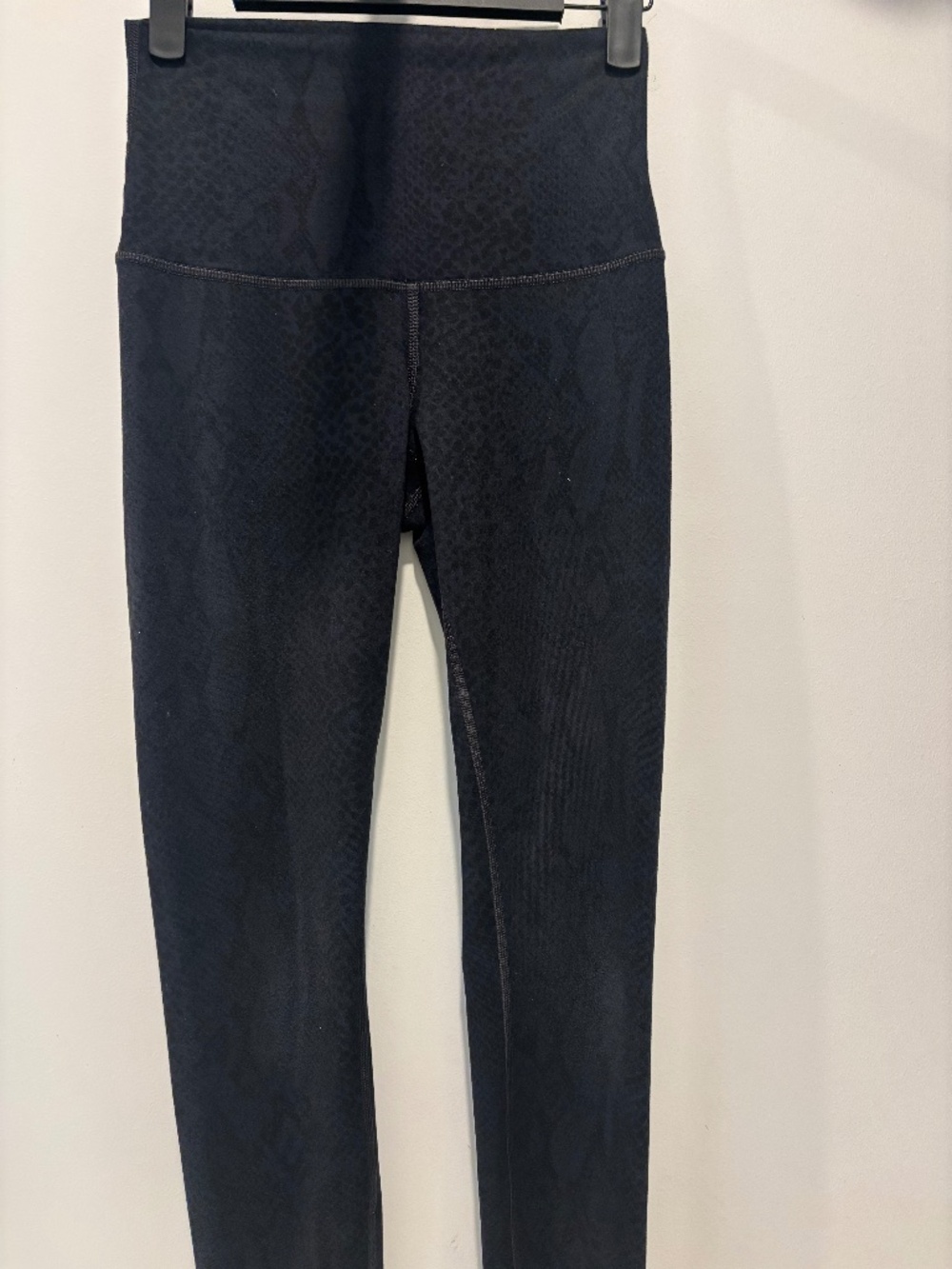 Lululemon Black snakeskin print legging, size 2